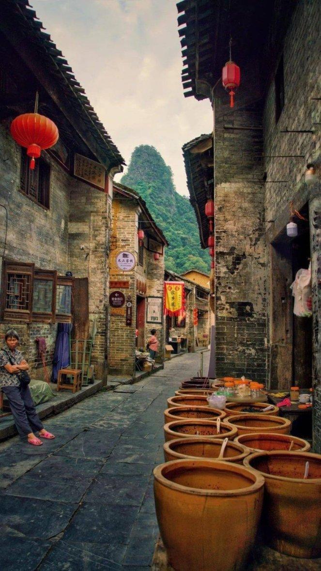 去川菜店吃饭老板为了迎合南方人的口味，做的酸菜鱼味道清淡，顾客说酸菜鱼没酸味和辣味很生气？